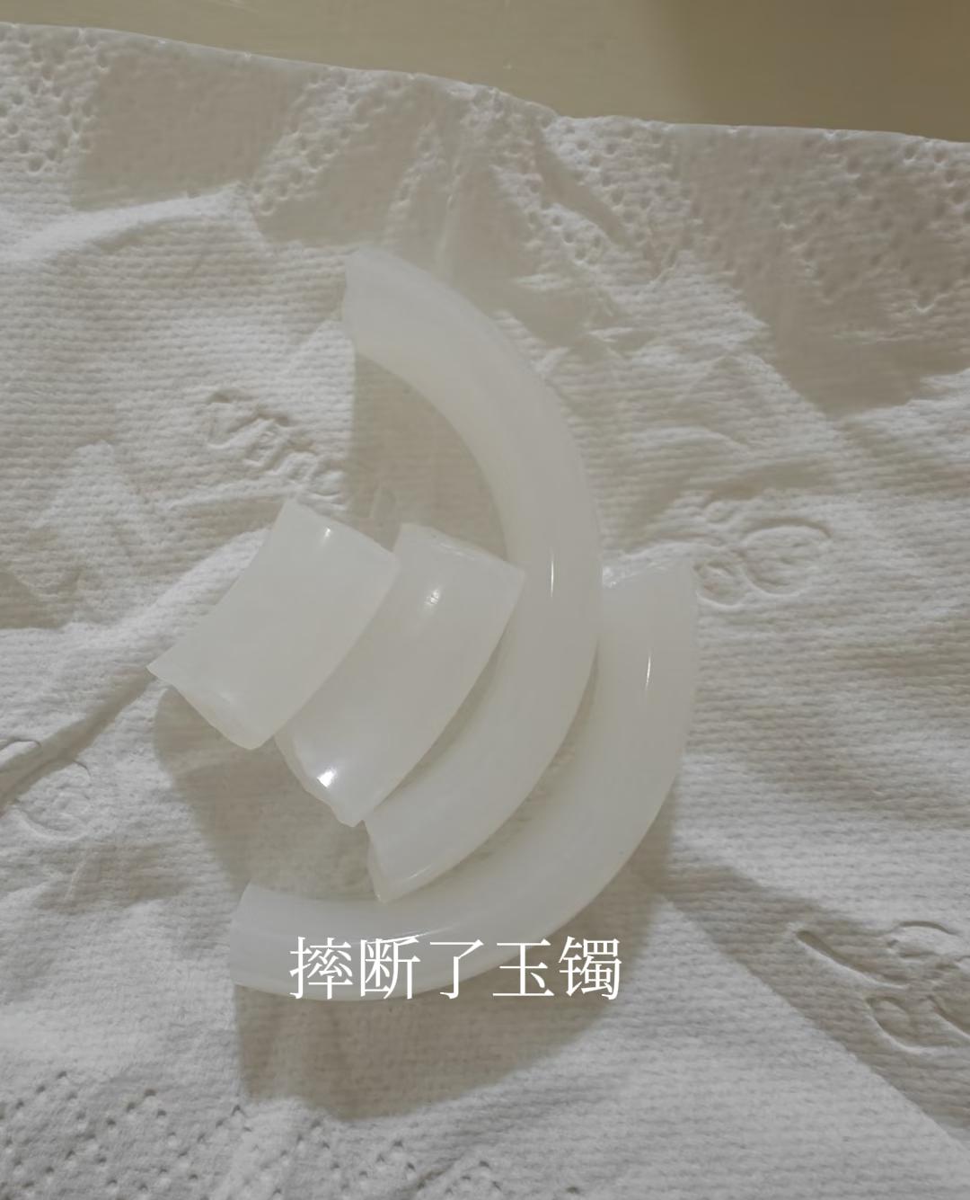 我摔了婆婆送的玉镯，老公的反应让我彻夜未眠…

结婚三年，我一直小心翼翼。😔