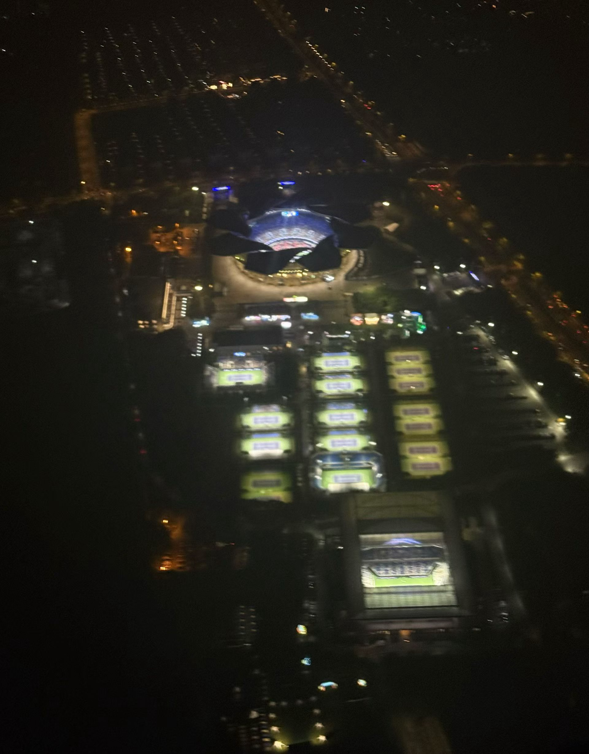 飞机上看上海大师赛！上座率不错德约科维奇主场[允悲]德约科维奇vs西里奇网球ta