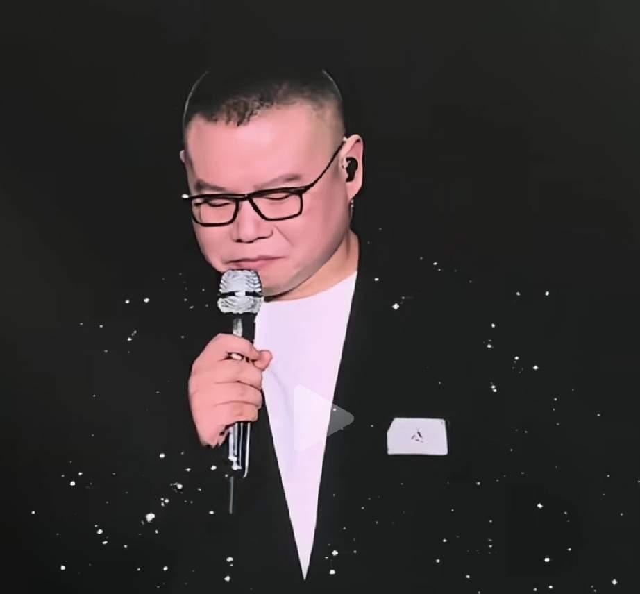 现在全网最后悔的就是岳云鹏了吧？

不是后悔《五环之歌》被告侵权，
也不是后悔他