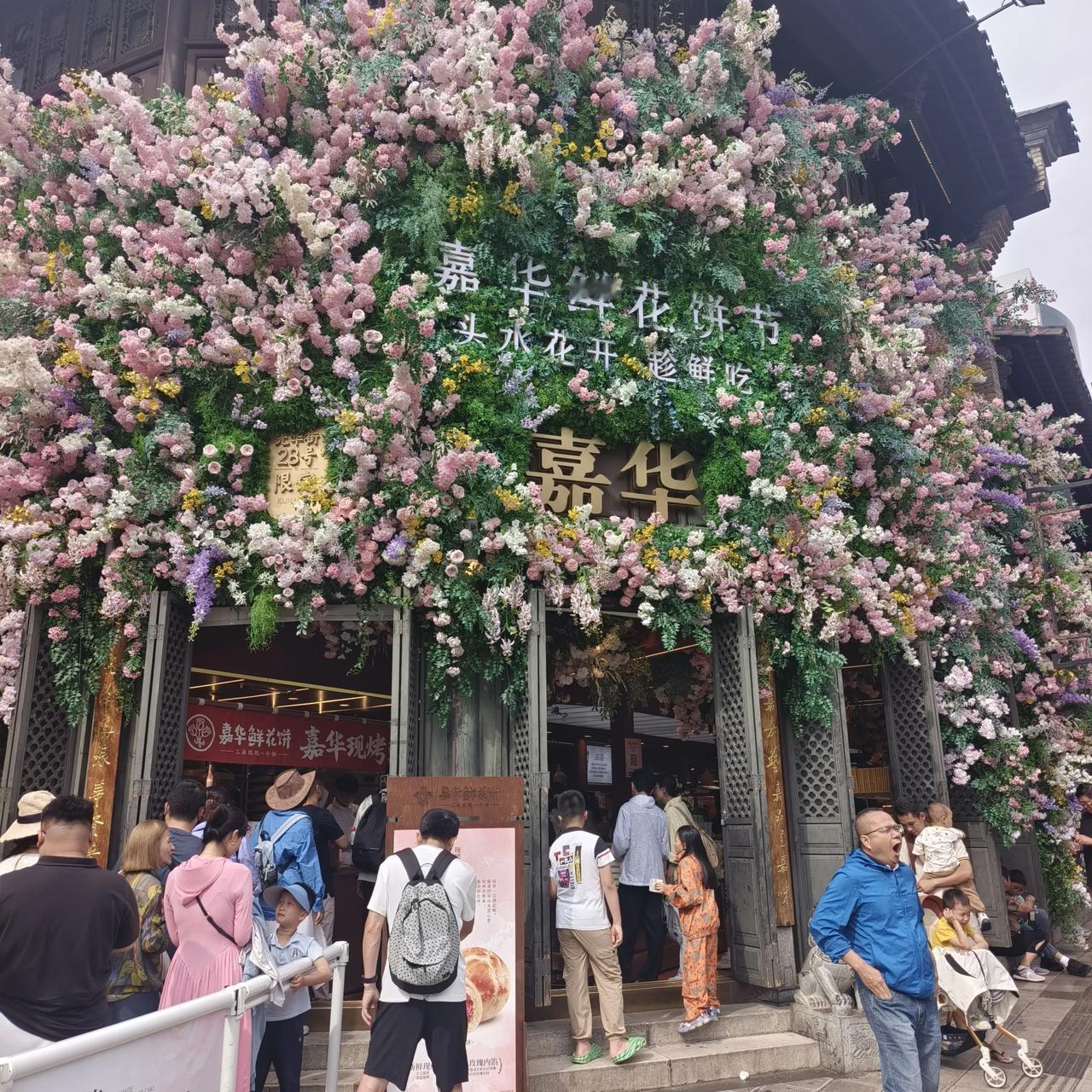旅游挺累的。

昨天去昆明老街感受了一下人间烟火气。

熙熙攘攘的人群，琳琅满目