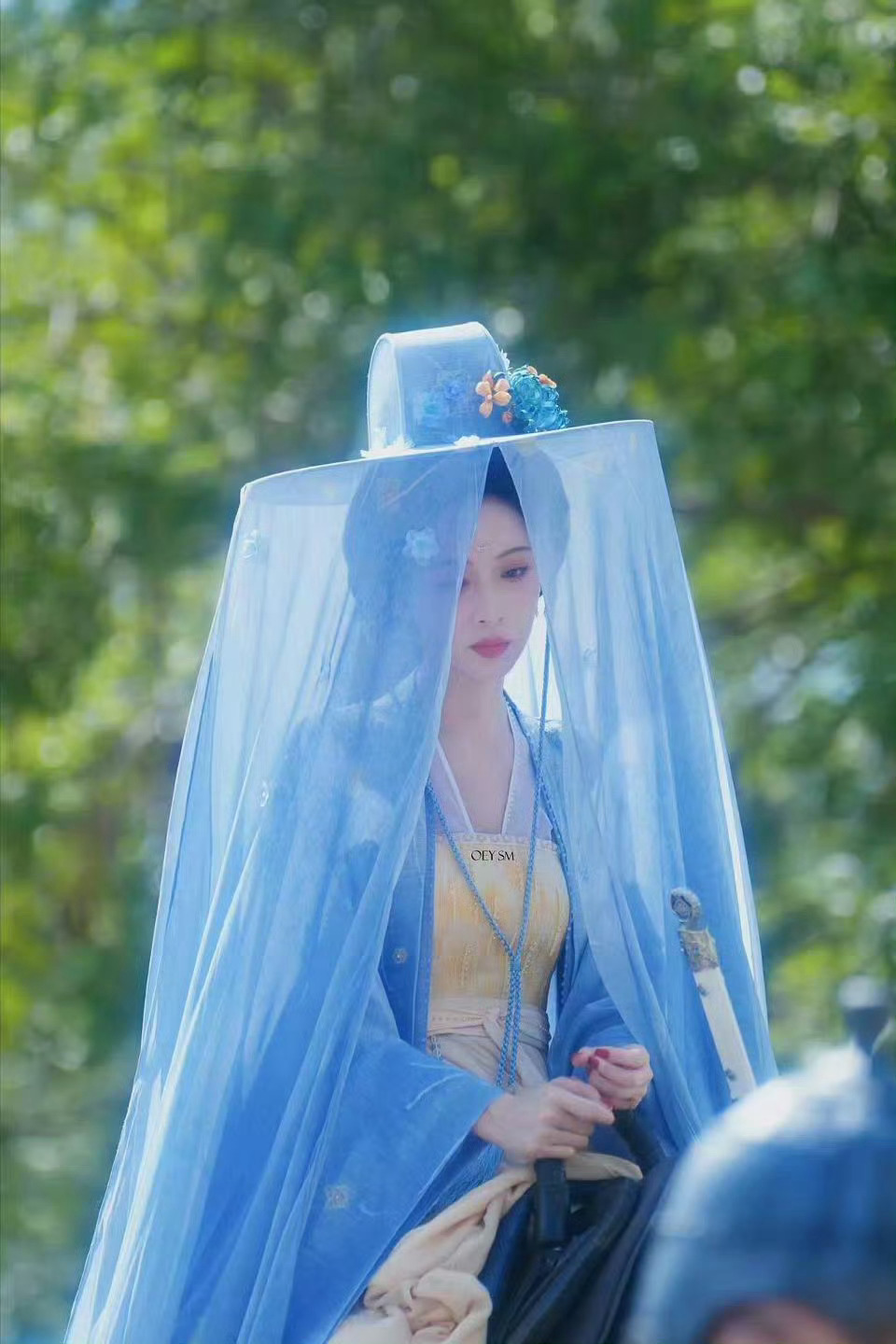 网友提问：为什么古装衣服内衬上还有英文啊 ​ ​​​