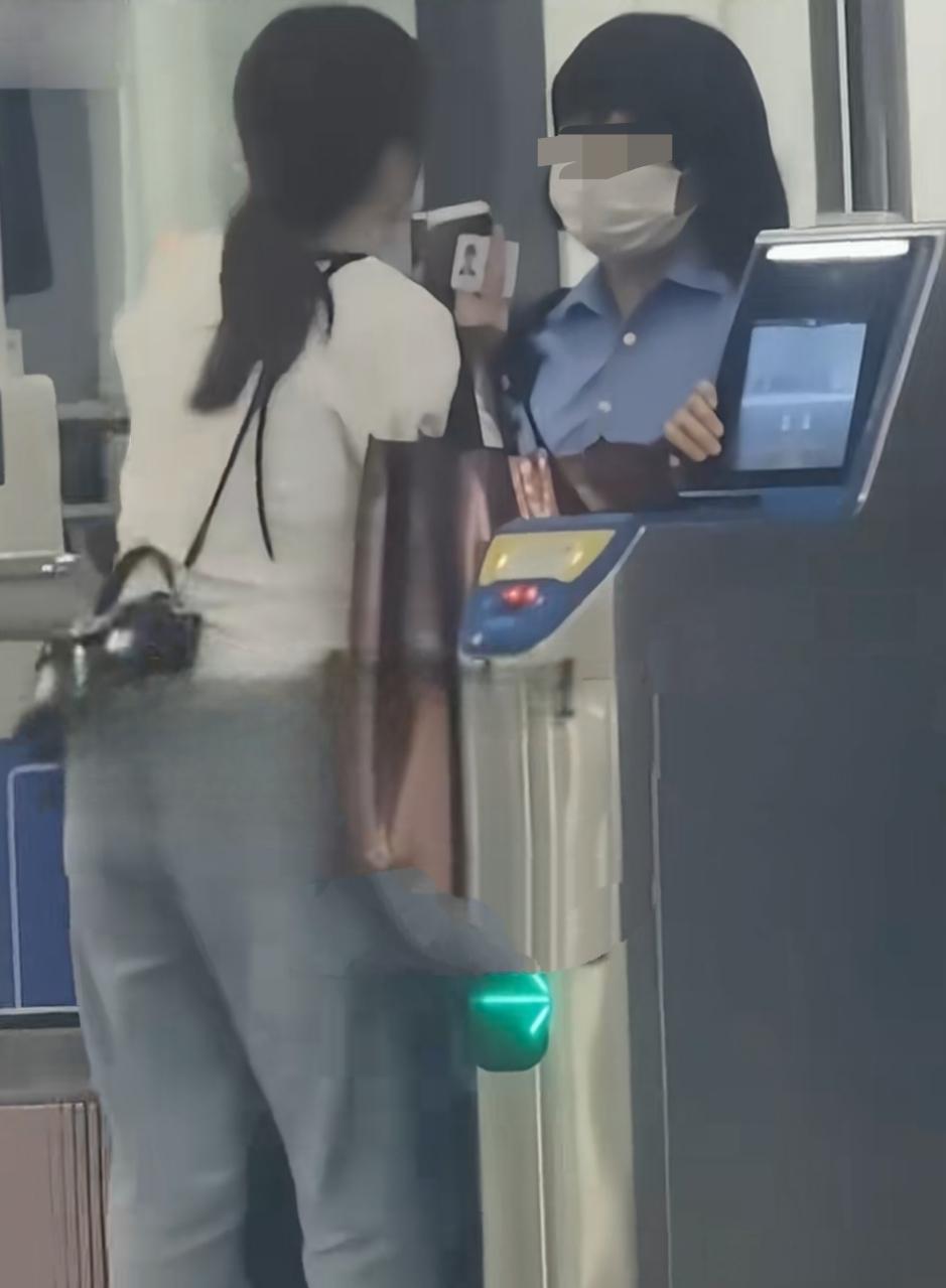 近日，发生在广州东站检票口这一幕，网友们明显分成了两派，大部分支持检票员的铁面无