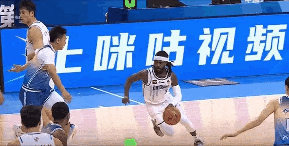 赵睿又受伤了，非常痛苦，已被搀扶离场！ 