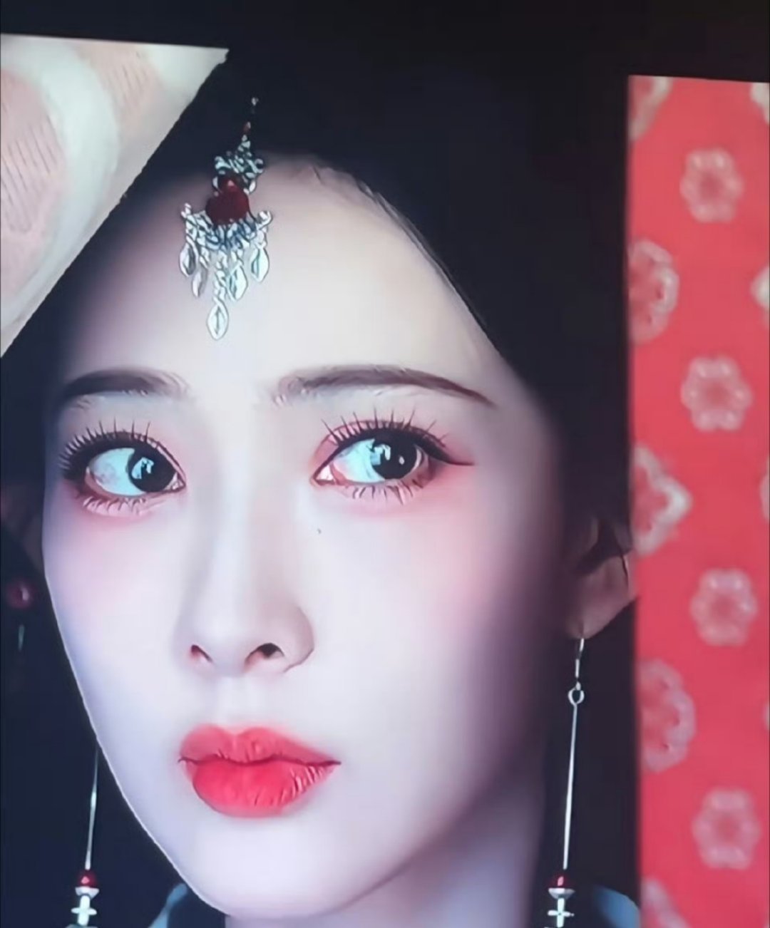 这就是我之前说的脸上白花花，然后烈焰红唇+大眼影 