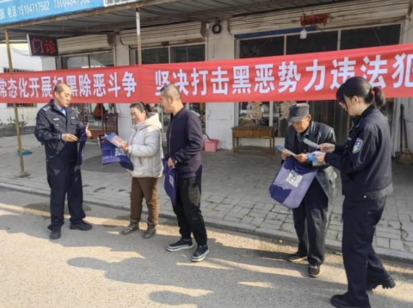 终于知道为啥今年扫黑除恶再度升级了？
 
街面上那些纹龙画凤、拎着钢管晃荡的混混
