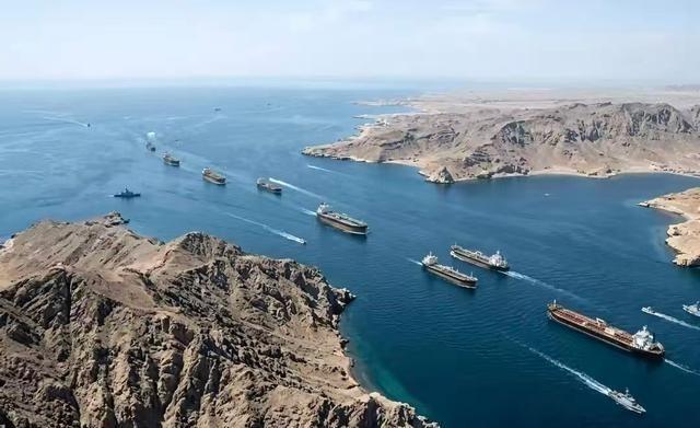 美军最蠢的就是对伊朗货船开火，并且还扣押了这艘货船。此举，彻底的堵死了伊朗有人想