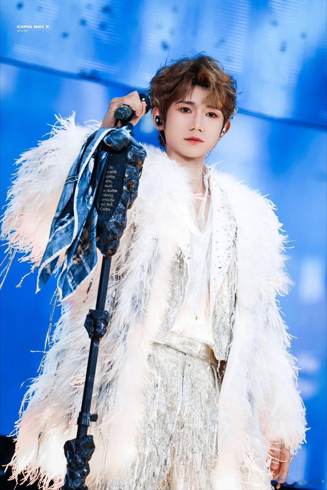 王源这个耳饰完全点睛之笔 这个王源就这么帅帅的going我😍 