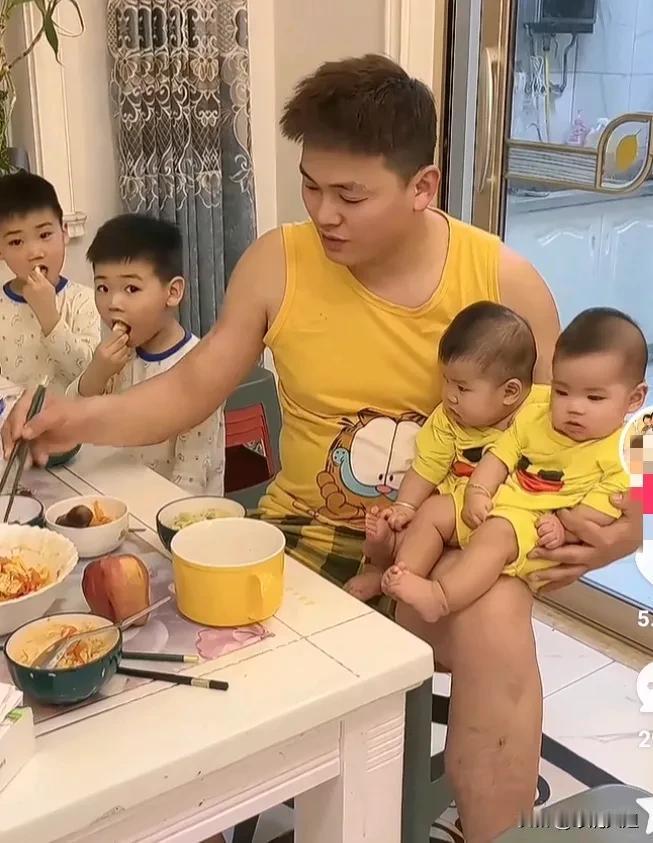 2025最要紧的事？

男子带着4个娃娃，正在吃饭，老婆从旁边走过来问，老周，今