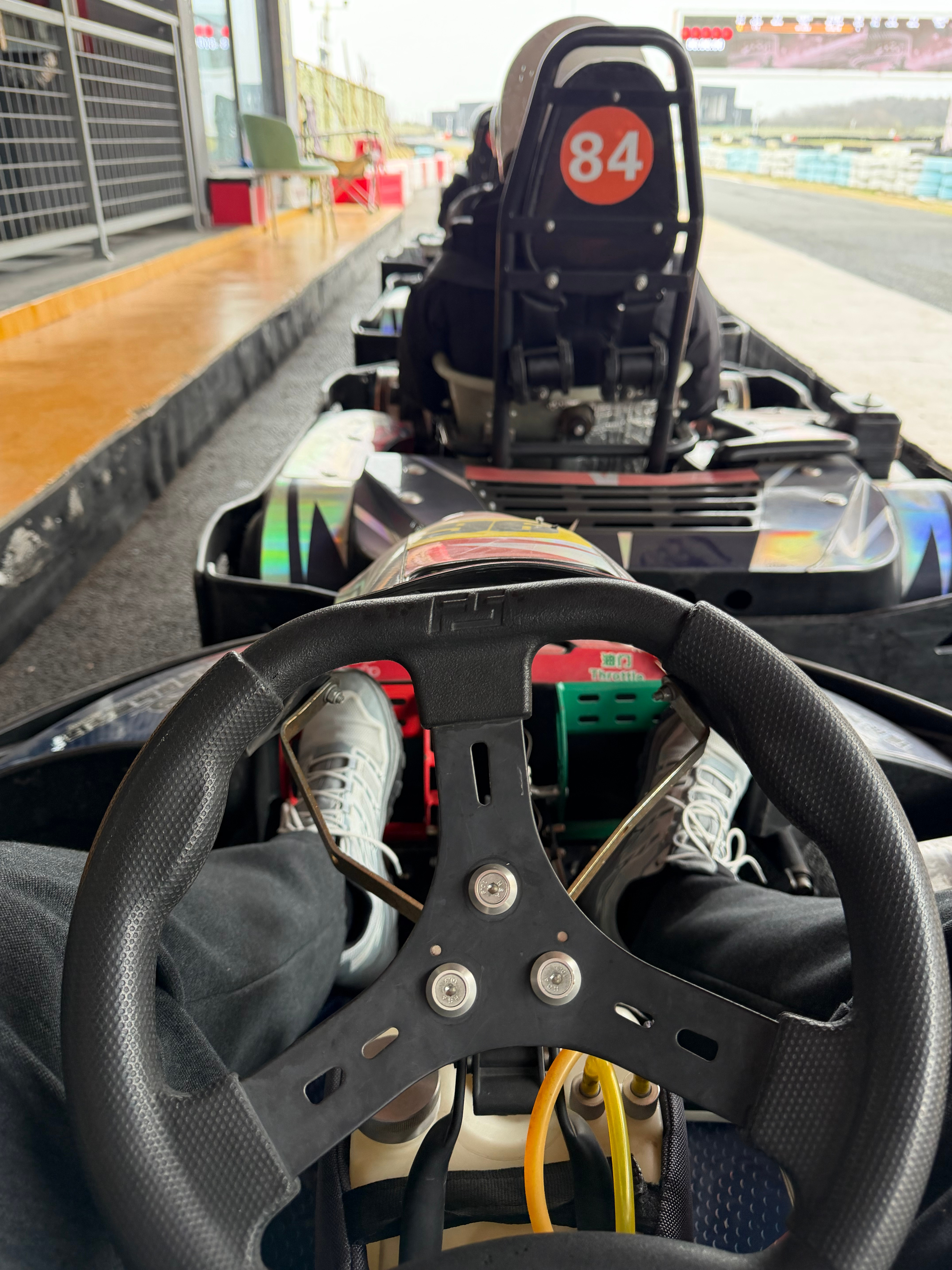 假期结束，带我小舅子来玩卡丁车，我一个有汽车赛照的选手输给了一个未成年 信阳·信