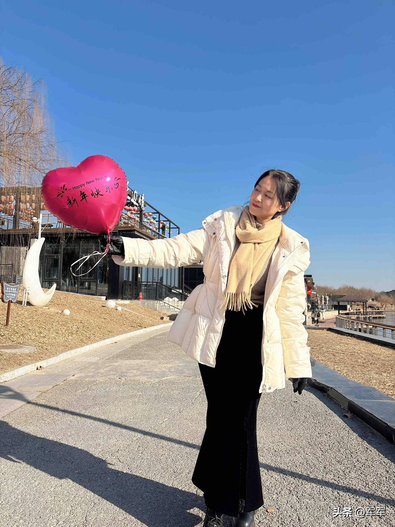 我五十三岁了，我不会太节省，喜欢吃什么立马去吃，喜欢一件衣服贵点也下手买了。
