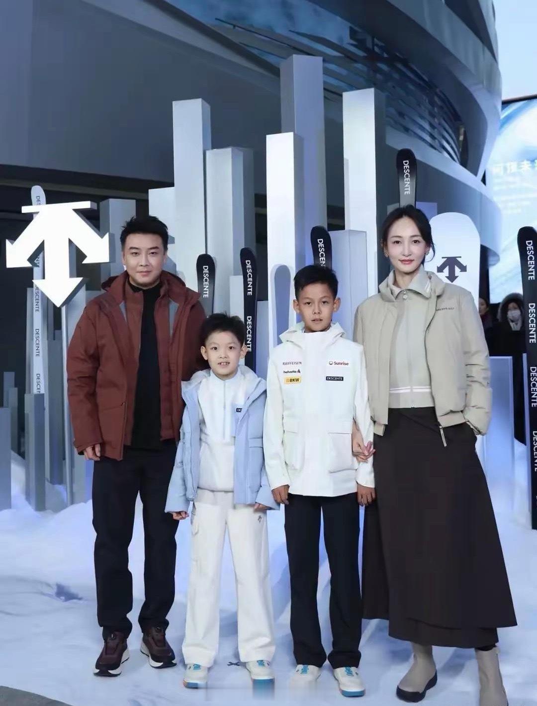 近期，王皓一家四口北京参加活动两儿子一个像爸一个像妈 妻子长得好漂亮 