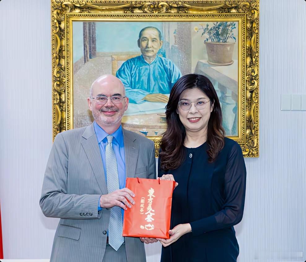 美国驻台处约见郑丽文，意图了解其政策。郑丽文拒绝赴见，于是美代表登门拜访。双方密