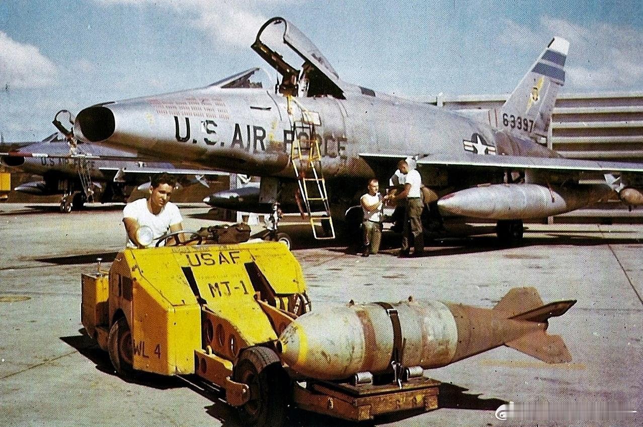 准备挂载750磅炸弹的F100D，摄于66年的边和空军基地#外军影像##武器装备