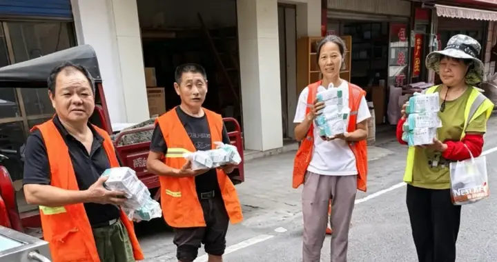 直面高温“烤”验 资阳环卫送上千份清凉物资 守护城市美容师