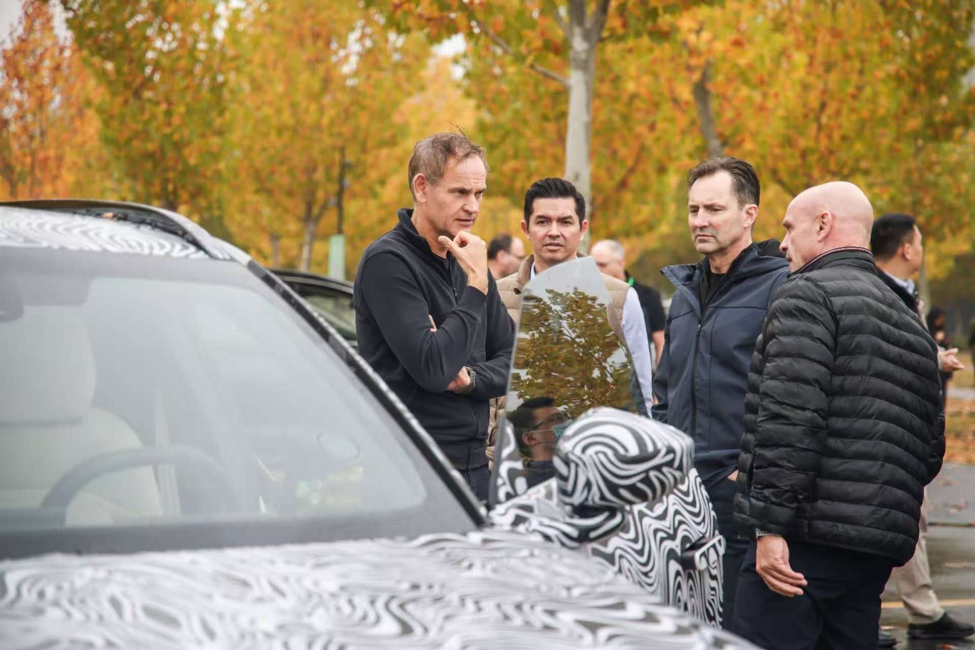 合肥一停车场大众的大佬儿们借着进博会的来中国的机会，抢险测试了疑似ID.EVO量