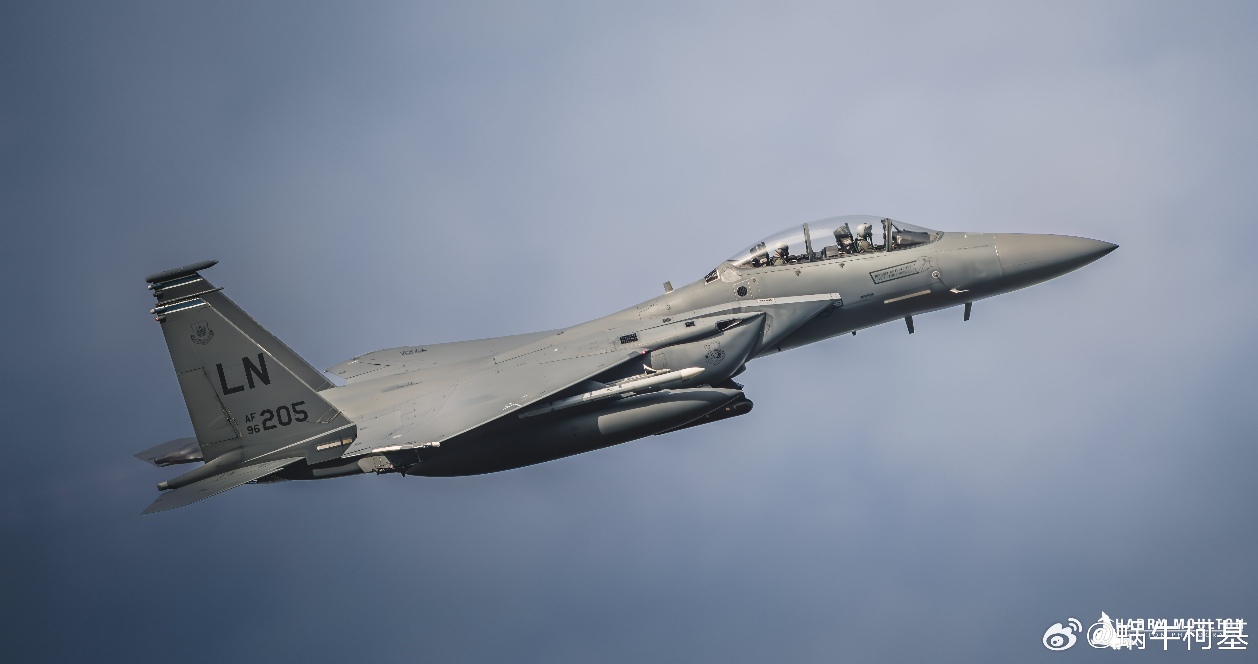 原来这才是补充掉的那三架的……LN四架F-15E在一架KC-46A的拖曳下，从英