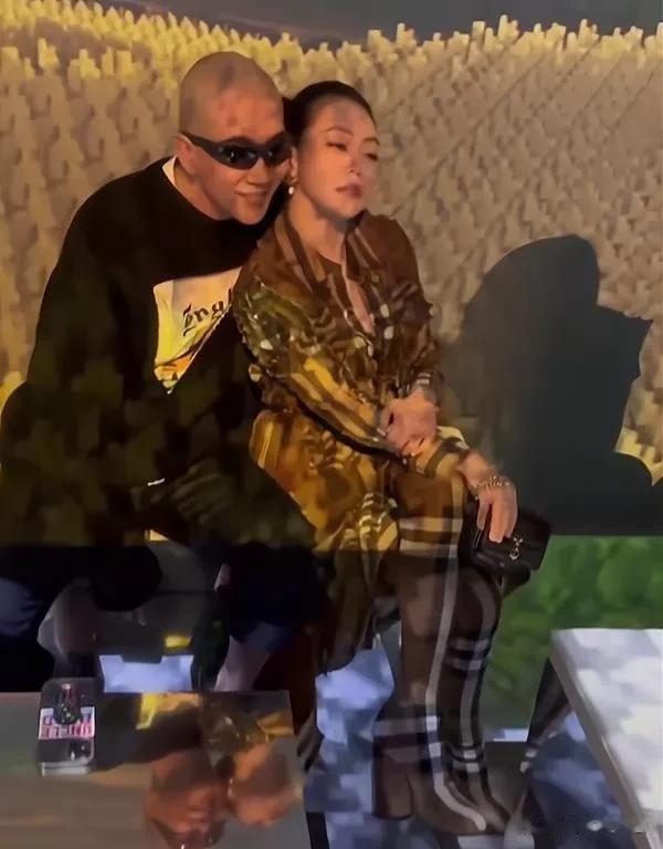 姐夫就如狗粮，换个牌子也照吃，小 S 是懂炒姐夫话题的。薅罢床垫家踩一脚，捧现任