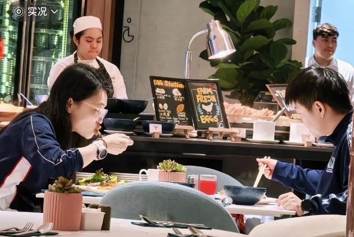 2月20日一大早，孙颖莎和队医小姐姐一起吃早餐，画面软萌又治愈。赛场大魔王秒变乖