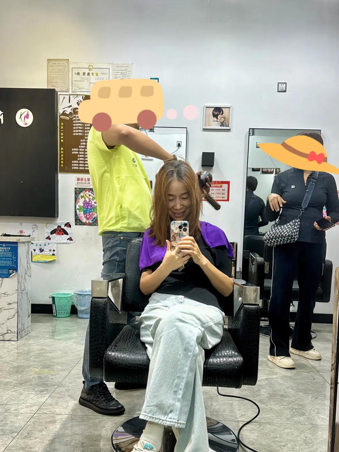 “你可千万不要把股票卖飞了哦。”
去洗头，理发店老板一边给我吹头发一边跟我说股票