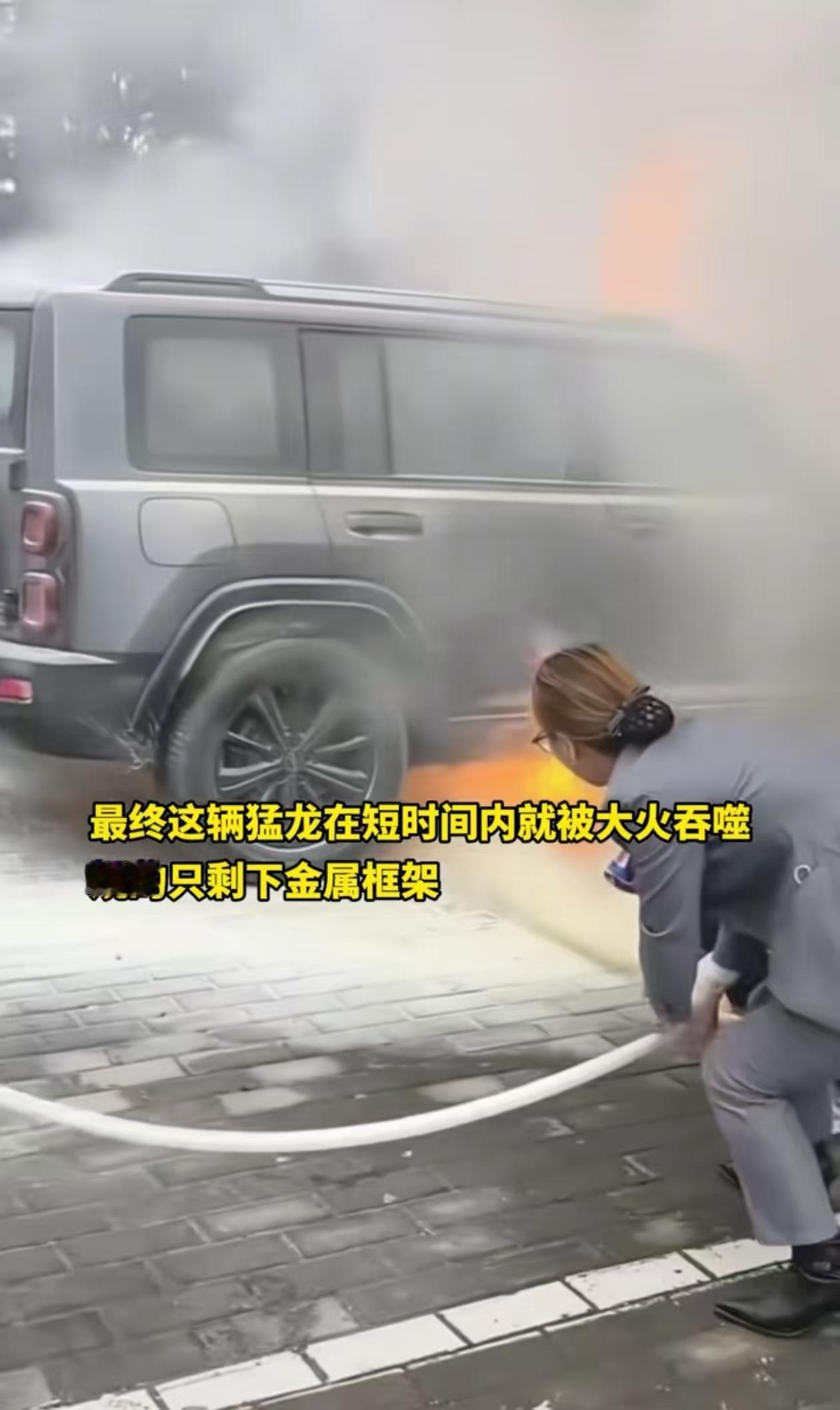 10月30号，在陕西省渭南市华阴市东岳路一辆哈弗猛龙汽车在停放状态下突然起火燃烧