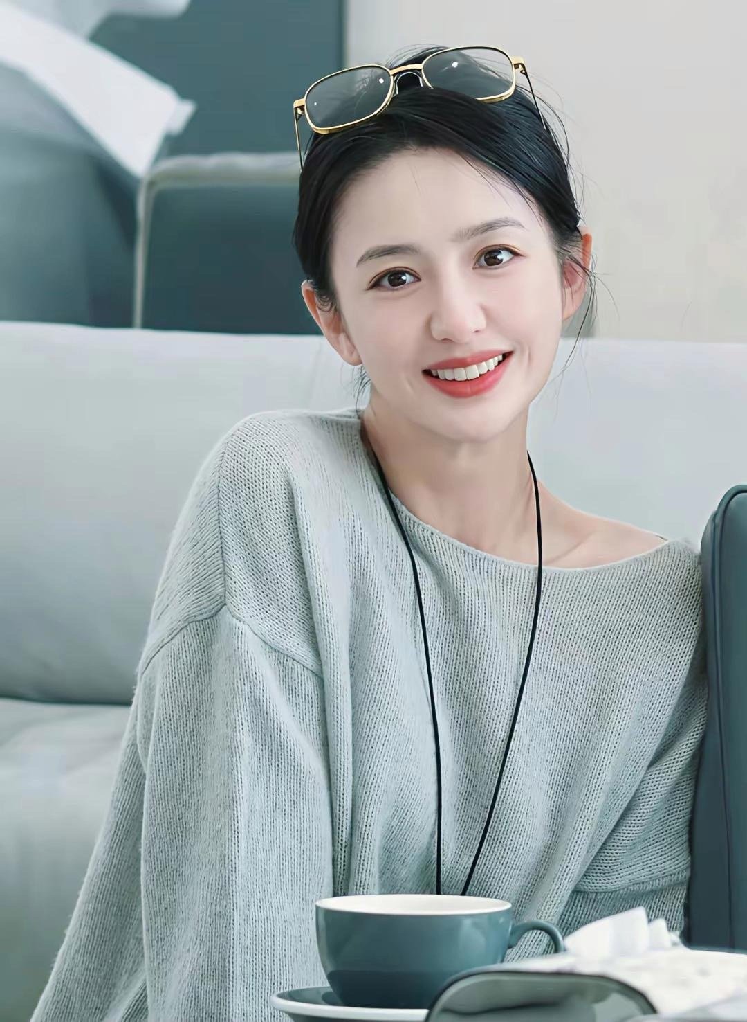 佟丽娅的温柔刻在骨子里，眉眼间尽是温婉，让人一眼就沦陷。 