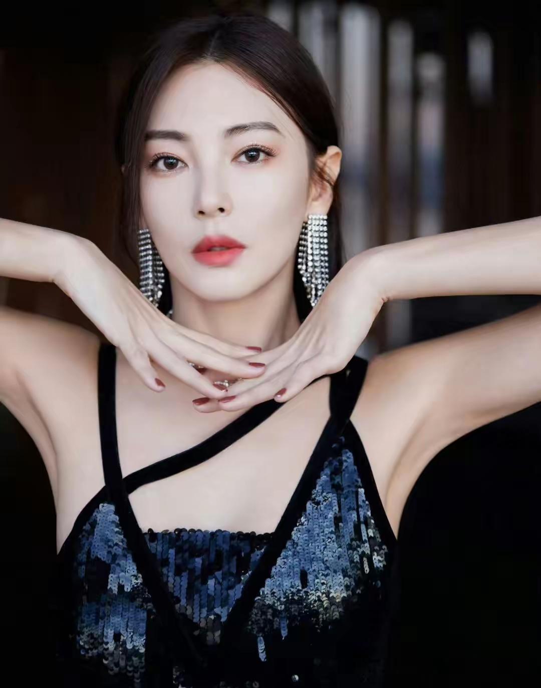 张雨绮姐姐一直以“敢爱敢恨”的真性情人设示，这次陷入代孕的风波，选择不回应，大家