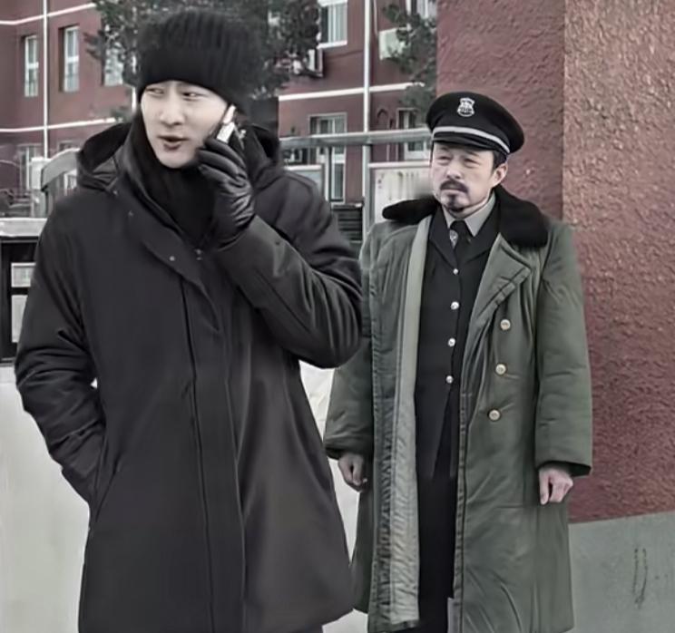 父亲去学校接孩子
被保安拦下，确定了百分百是孩子的父亲，
还以为是“人贩子”，父