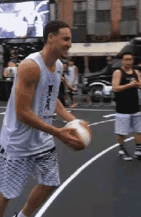 这种水平也能打NBA。现在NBA身体素质确实不行了吧！简单扣个篮都失败。
不好意