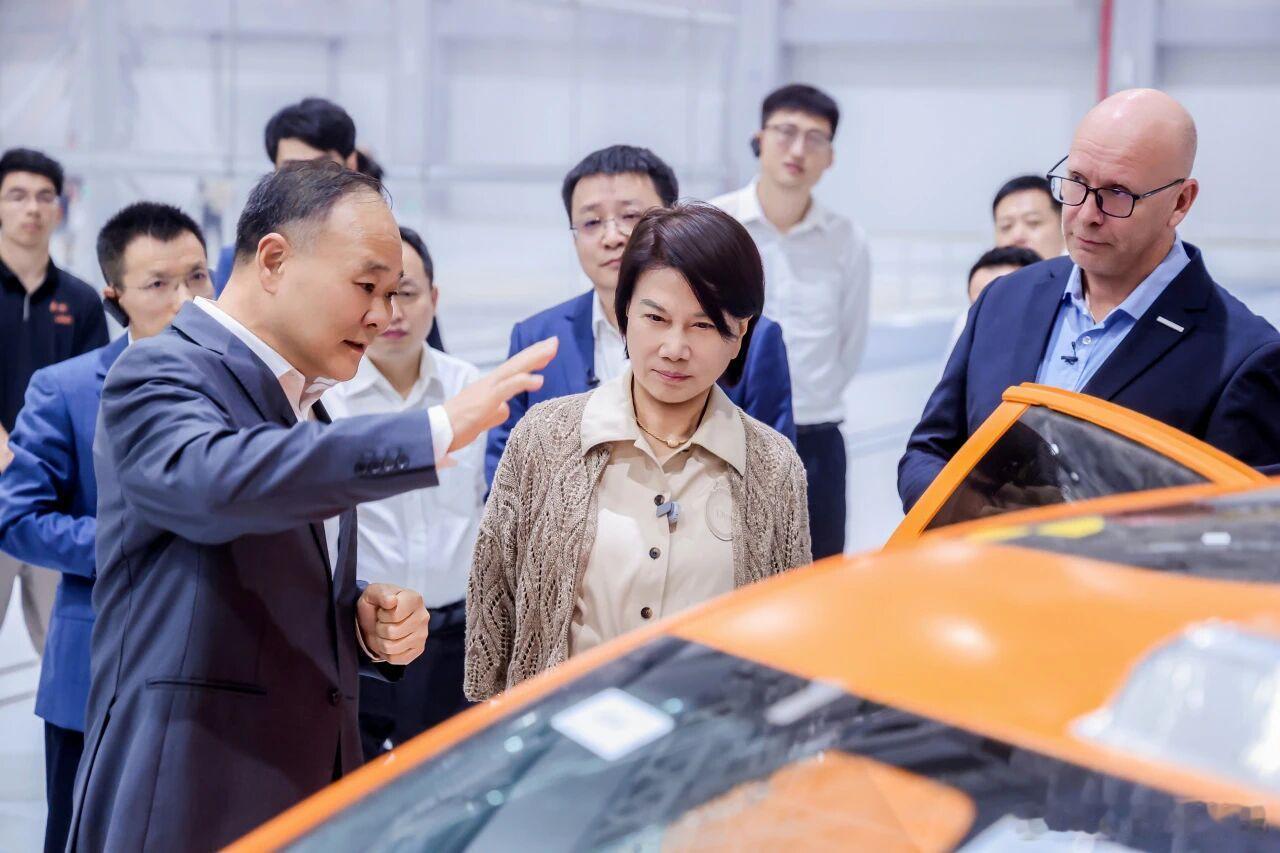 董明珠到访吉利全球全域安全中心吉利控股与格力电器签署战略合作框架协议吉利汽车