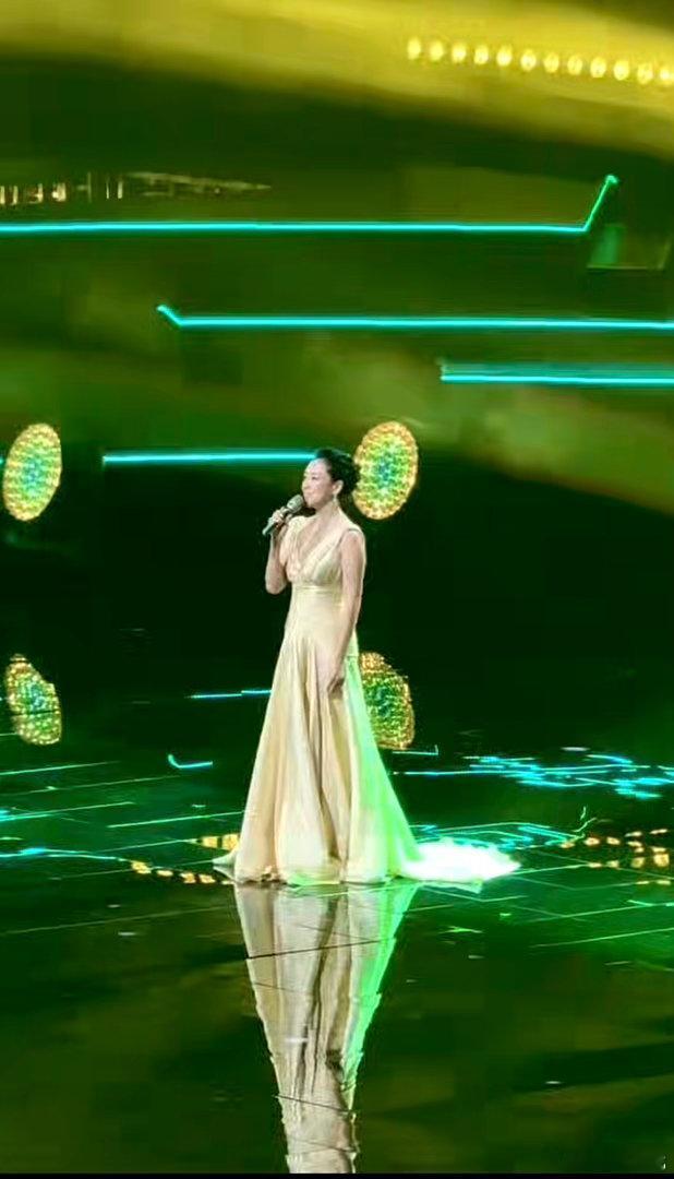 章子怡压轴演讲章子怡湾区升明月晚会压轴 章子怡压轴带来《愿世界和平》，温柔的讲述