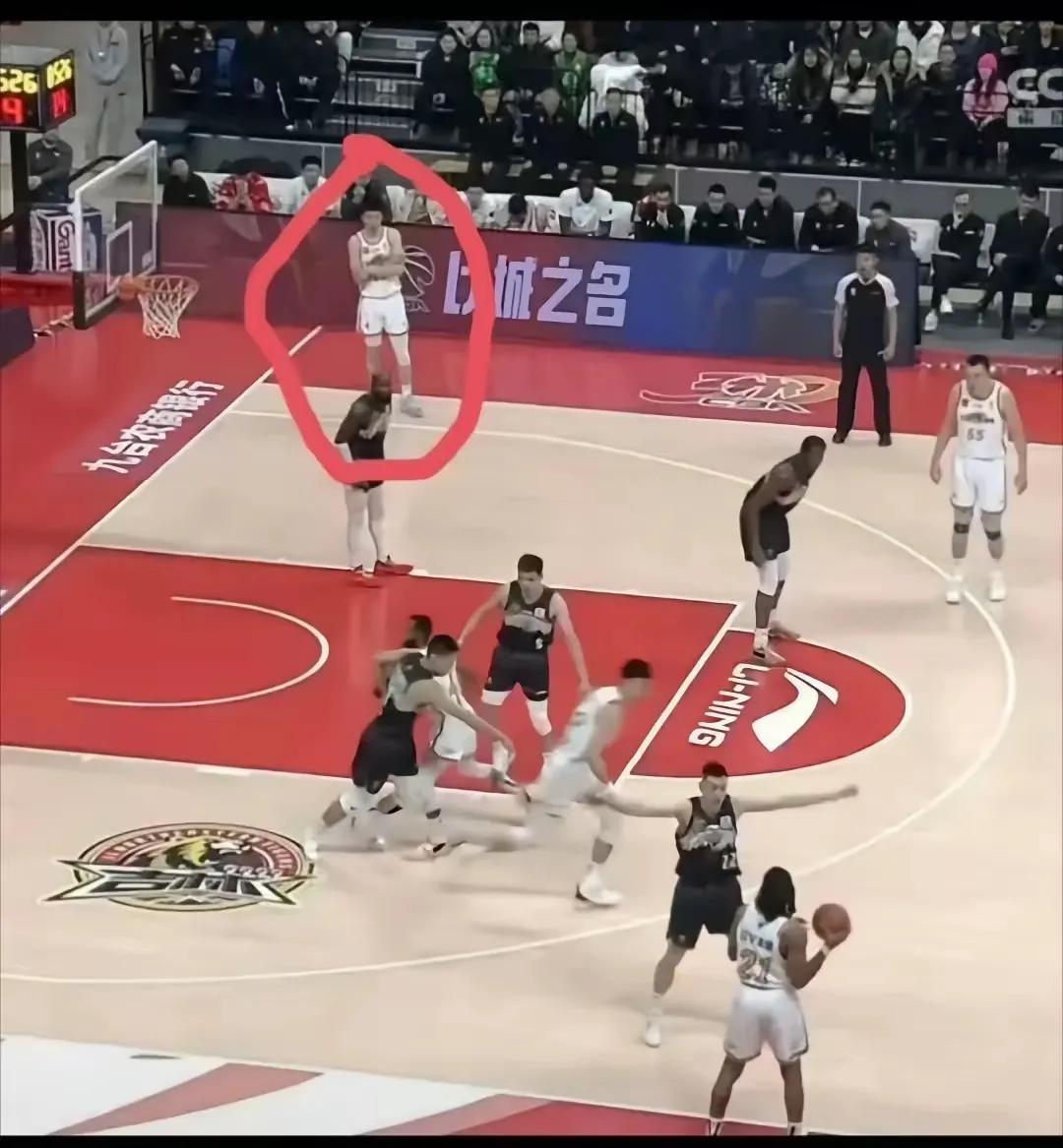 难以置信，在一场职业比赛中，会出现球员在场上双手抱胸观望的情况。        