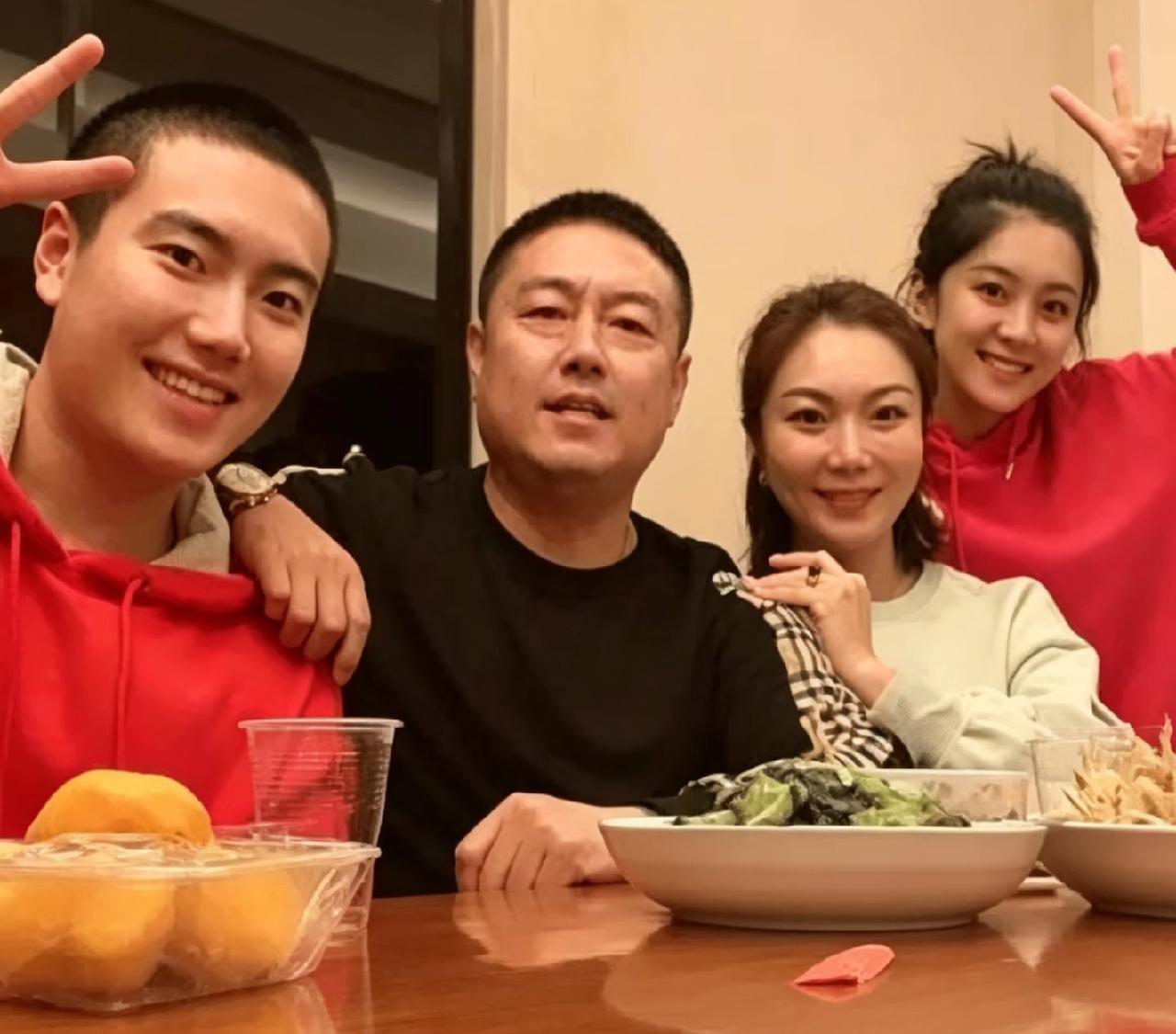 看完世乒赛后
梁靖崑爸爸接受采访
他跟记者说，当时心都快崩出来了，看到他拿下第三