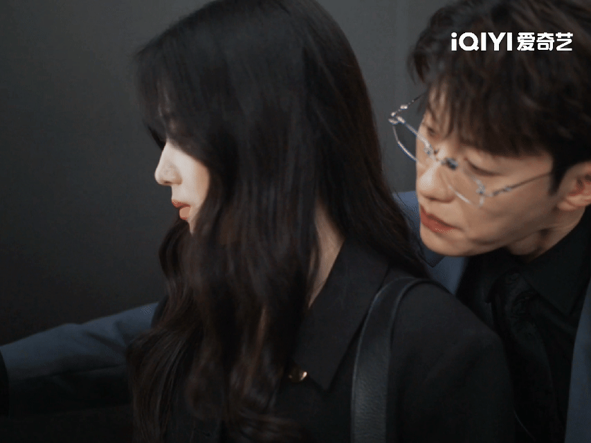 表面按电梯实则背后抱《电视剧轧戏》裴轸暗爽的样子太好嗑！按完电梯藏不住的窃喜，明