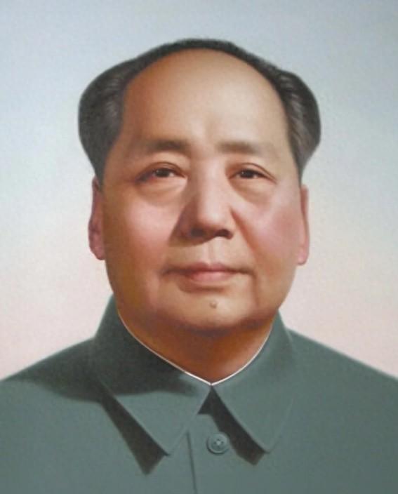 1952年一位铁匠发现各家悬挂的主席画像，竟似曾相识，仔细辨认后惊觉竟是自己的结