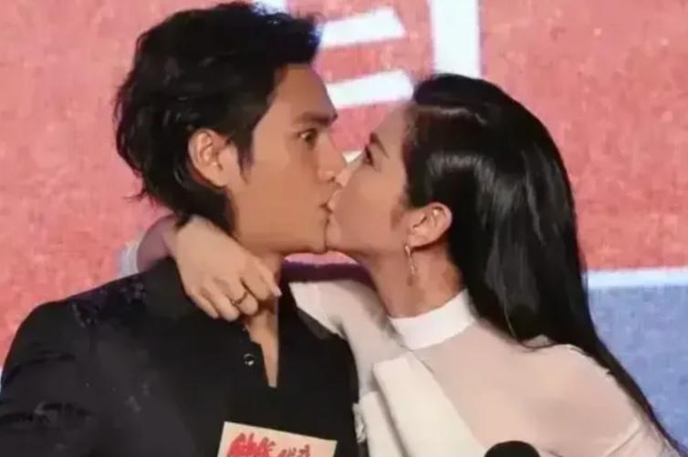2015年《钟馗伏魔》的首映发布会上，李冰冰问陈坤：“我这所有接吻、拥抱、洗澡的