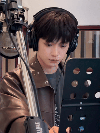 梓渝录音photos安安静静在录音室准备作品，用实力说话，不吵不闹不辩解。经历过