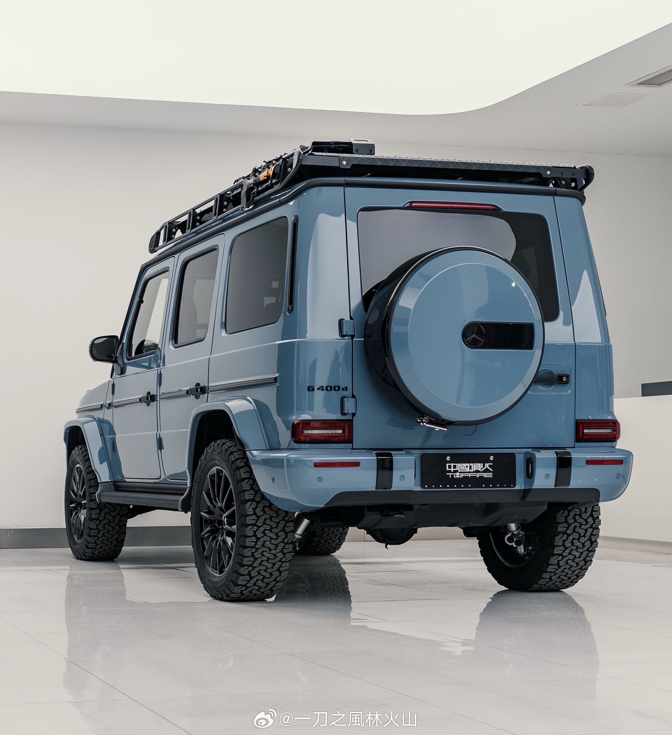顶火关注国内外优秀越野车，并以其为基底，打造顶火限定版带给大家。奔驰乐于看到他们