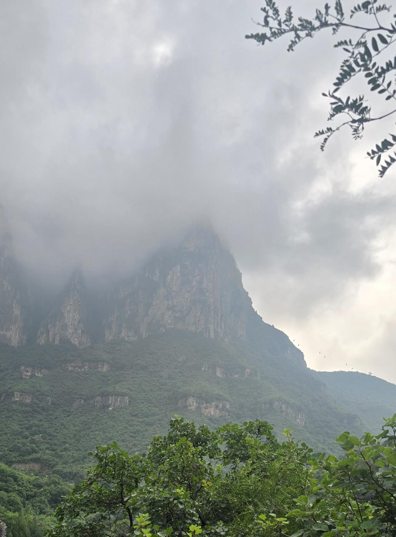 七月的云台山，山体青翠，雾霭缭绕，仙气飘飘，身临其境，感觉如神似仙，给人不一样的