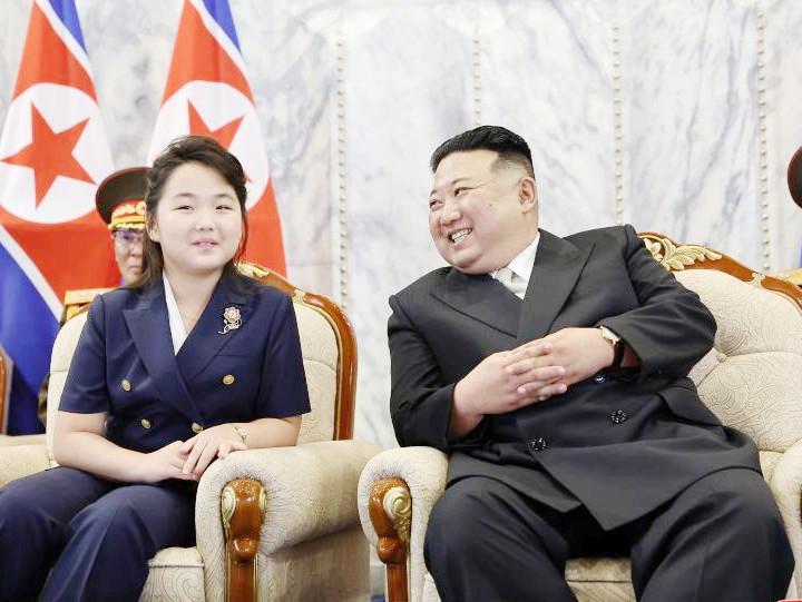 谁懂啊！朝鲜第一女儿的穿搭也太会了吧👑
在国际舞台上一直很低调的朝鲜，最近因为