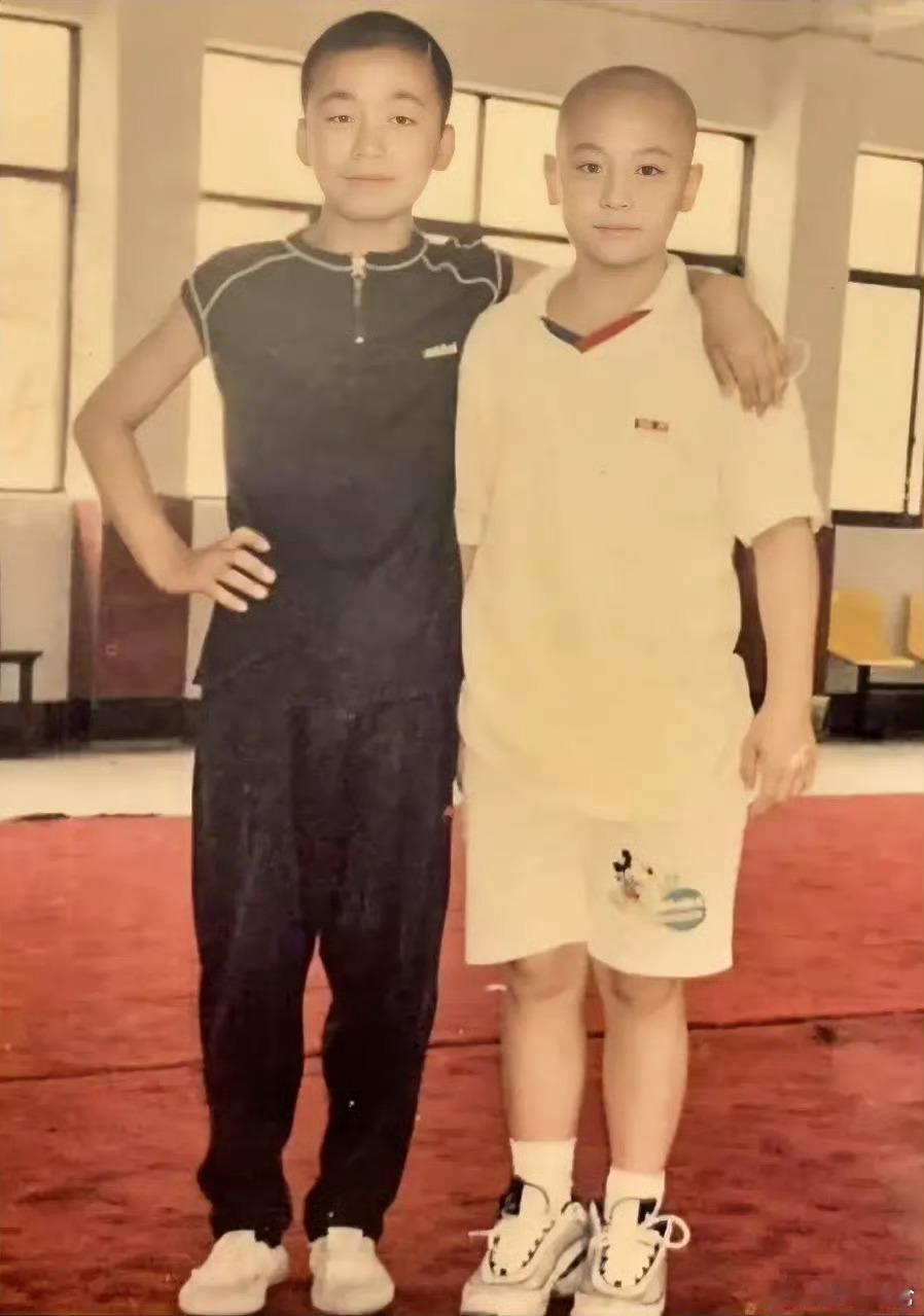 1996年，少林寺。14岁的王宝强和8岁的释小龙。  