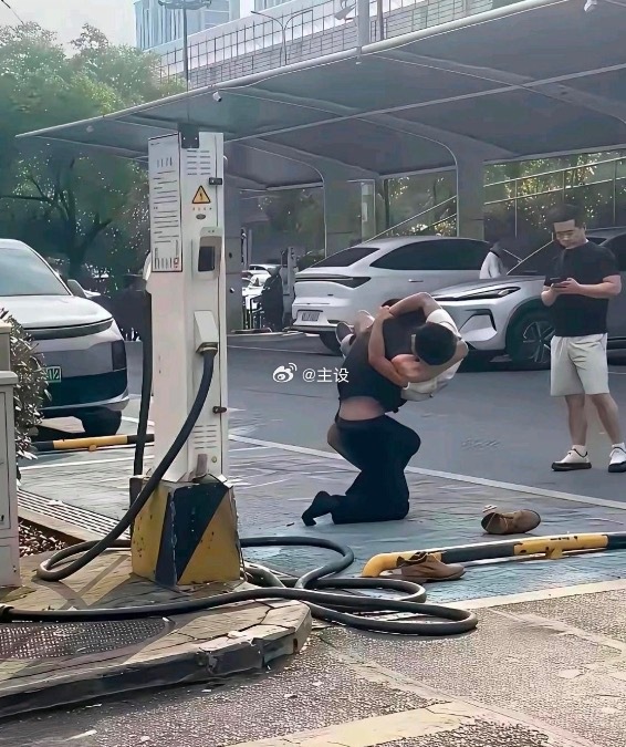 在充电站看到这一幕后，终于放弃买电车的念头。 
