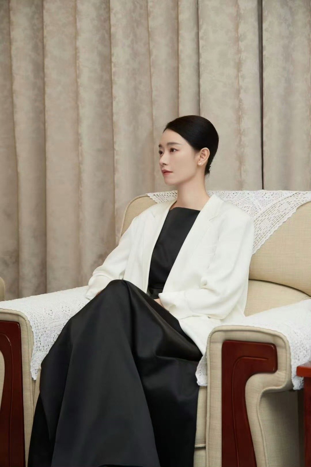 刘雅瑟体制内女友感 刘雅瑟现身2025中国公益时刻，白西装配黑长裙，优雅大方，公