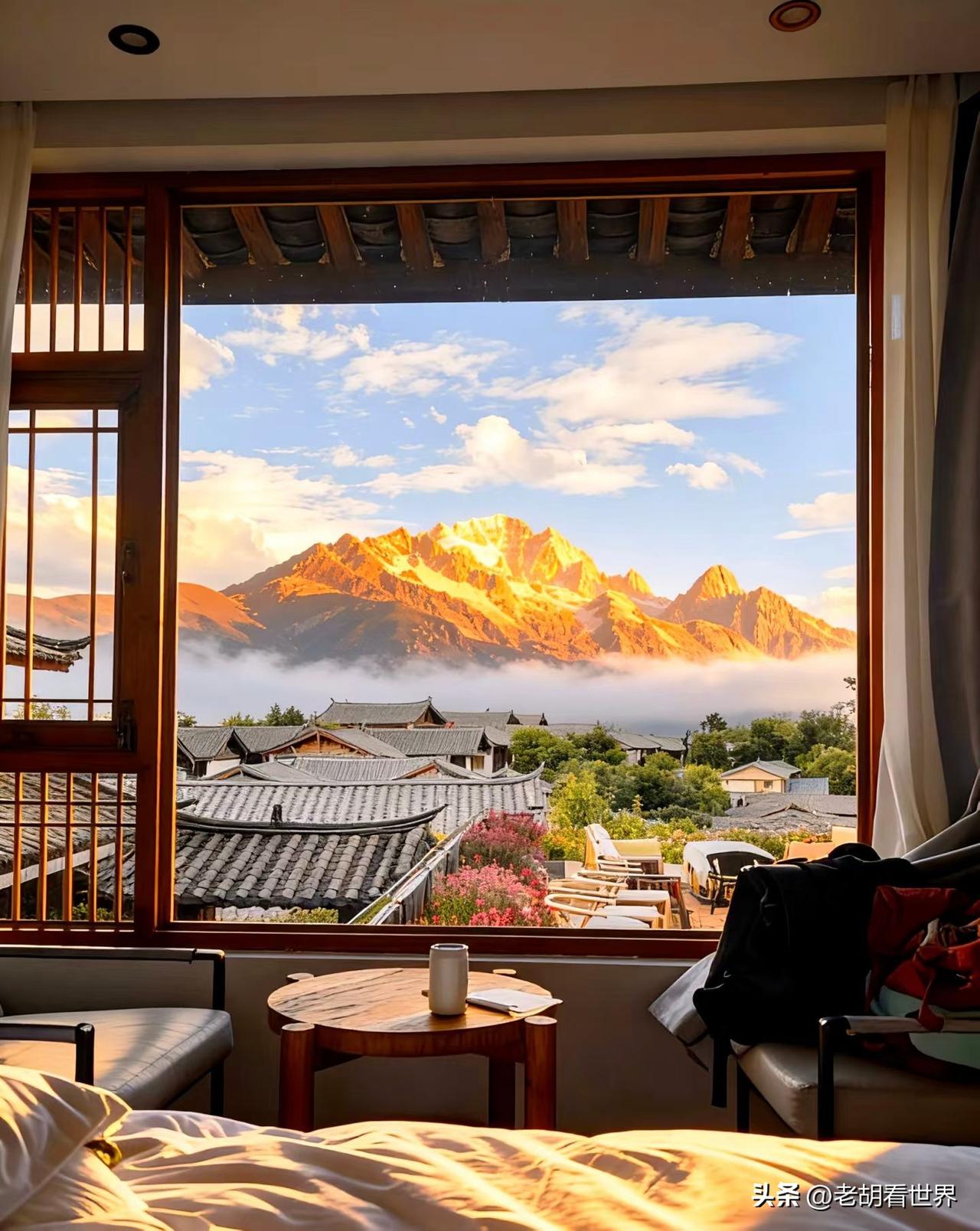 夜幕低垂，丽江古城的灯火次第亮起，阑珊光影里，仿佛穿越千年时光，坠入诗意盎然的旧