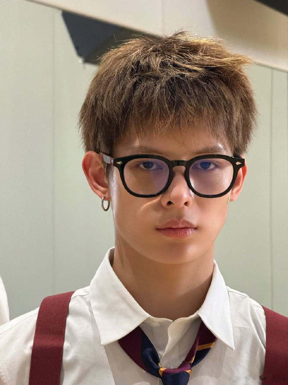 赵雨凡JAMES  😘 赵雨凡全能制作人 长那么帅 又那么会跳舞 唱歌又好听 