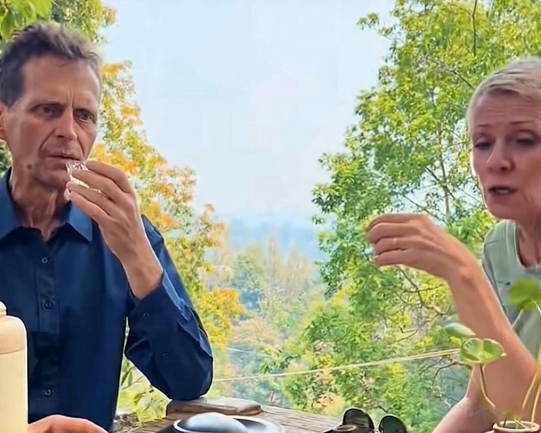 在倾听的过程中适时提问，展现出你对他们经历的好奇和关心。比如，当大叔说起某次创业