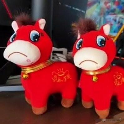 义乌哭哭马也太会戳人了吧！本来是工人缝反嘴巴的“次品”，结果耷拉嘴角配委屈眼神，