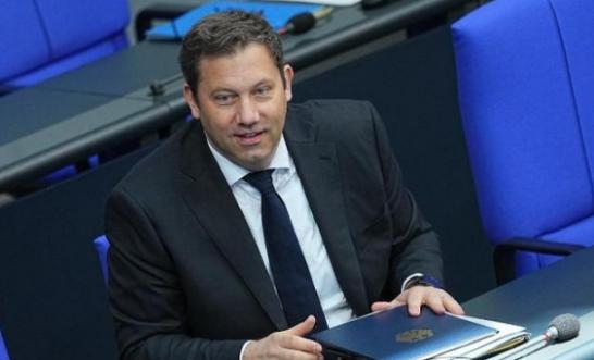 德国财长拜尔说了两句狠话，第一句是“我们不要中国垃圾！”第二句是：“德国决不当傻