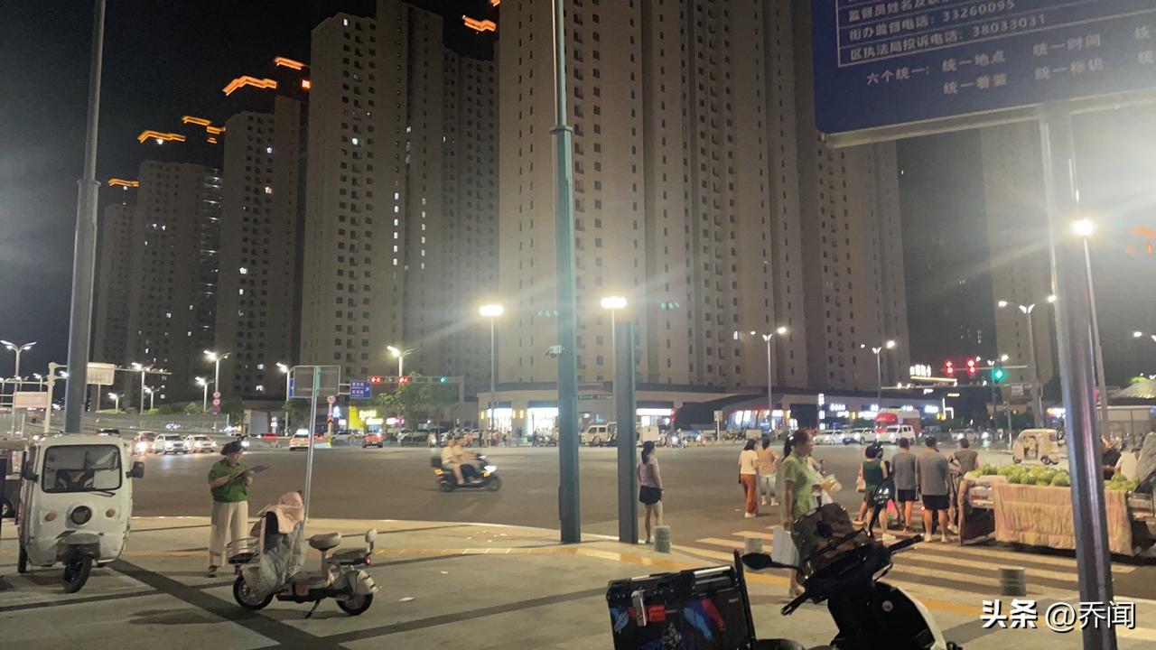 【卜算子•大暑】
赤日过初伏，
大暑三秋近。
夜热依然午热同，
思把冰凉请。
萤