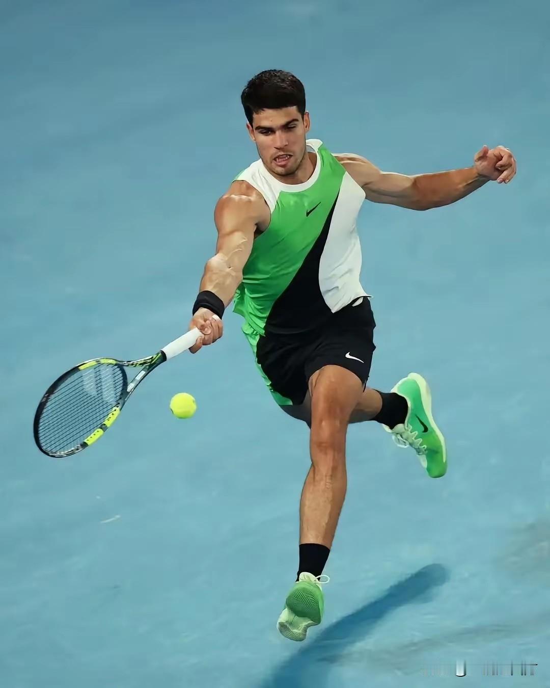 阿尔卡拉斯在澳网首轮经过2小时13分钟的激战3-1击败本土球员亚当·沃尔顿，迈出