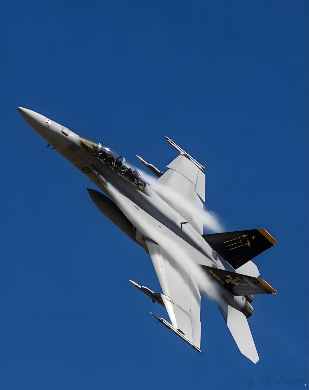 突发！美军F-35阿曼湾上空拉响紧急警报，发出7700遇险信号新华社德黑兰5月1
